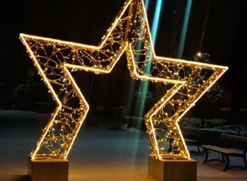 CD130-151 Duza dekoracja wolnostojaca podswietlona 3D Gwiazda gigant z przejściem podswietlona bialym swiatlem zlota konstrukcja Selfie iluminacja Led 350cm xmass decoration Christmas Decor.webp