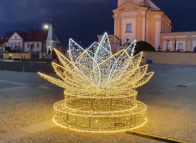 CD130-163  Duża instalacja LED kwiat lotosu 3D  złota ciepła biel i zimna biel, okrągła podstawa wielopoziomowa, dekoracja plenerowa na rynku miejskim nocą