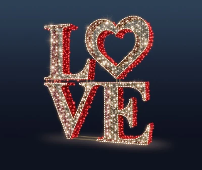 Duża wolnostojąca dekoracja z napisem LOVE w układzie kwadratowym 2x2. Litery L, V, E i serce zamiast O pokryte czerwonymi diodami LED z wężem LED biały ciepły. Litery LO na górze i VE na dole.webp