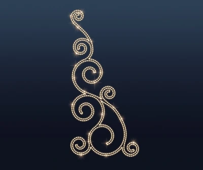 Dekoracja latarniowa w kształcie eleganckiego zawijasa z wężem LED biały ciepły. Płynny wzór spiralny z esownicami tworzący asymetryczną, ozdobną kompozycję. Mieniący się ciepły blask na ciemnym tle.webp