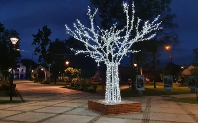 CD130-176 Duza dekoracja wolnostojaca podswietlona 3D Drzewo duze z lawka na okolo do parku zima Fotopoint iluminacja Led 490 cm xmass decoration Christmas Decor.webp
