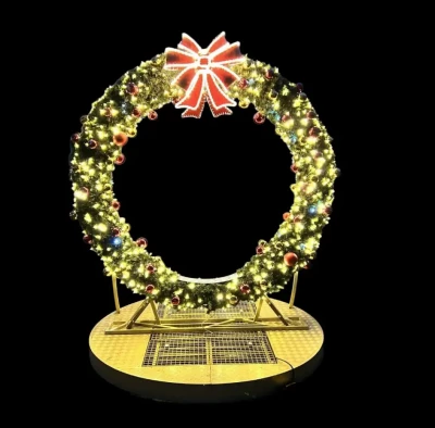 CD130-211 Duza dekoracja wolnostojaca podswietlona 3D Wianek z wejsciem do selfie kokarda z blachy czerwonej zielone igliwie Selfie iluminacja Led 270cm xmass decoration Christmas Decor.webp