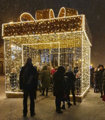 CD130-237 Duza dekoracja wolnostojaca podswietlona 3D Prezent duzy z kokardami z przejsciem Selfie iluminacja Led 500cm xmass decoration Christmas Decor.webp