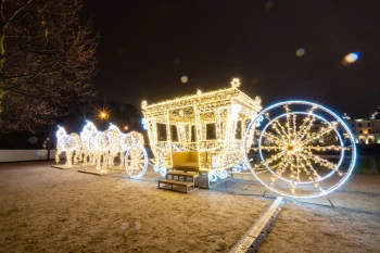 CD130-086 Duza dekoracja wolnostojaca podswietlona 3D Karoca Kareta krolewska z siedzeniem podswietlona bialym swiatlem zlota konstrukcja Fotopoint iluminacja Led 240cm xmass decoration Christmas Decor.webp