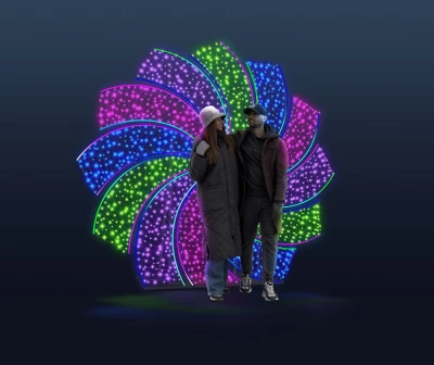 130-032CD130-032 Duża instalacja LED wiatrak kwiat RGB spiralne płaty w kolorach różowym zielonym i niebieskim z neonowymi konturami, trzy programy świetlne, interaktywna.webp